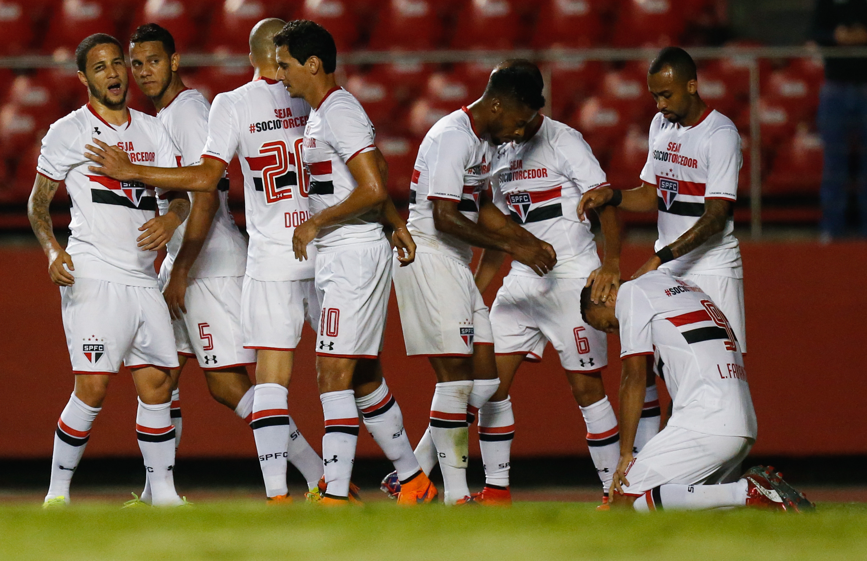 Sao Paulo vence 1 0 al Chapecoense y es líder en Brasil Univision Mesa De Jantar Dobrável Que Vira Aparador ~ Sao Paulo vence 1 0 al Chapecoense y es líder en Brasil Univision