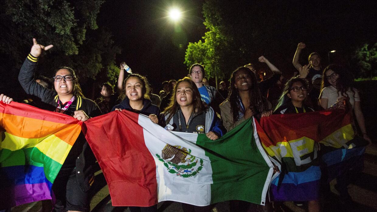?url=http%3A%2F%2Fcdn1.uvnimg.com%2F43%2Fbe%2Ffa9a17414d9ea079f1036f634be3%2Festudiantes-ucdavis.%20Reuters.2