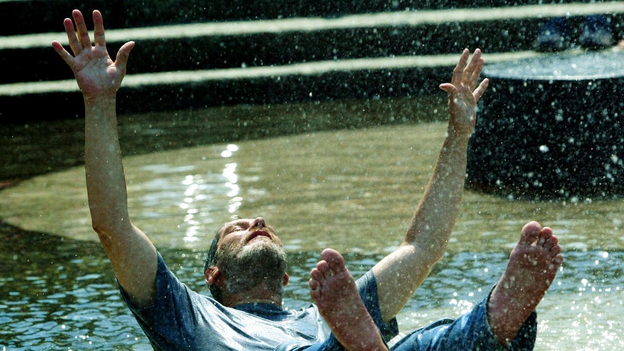 Las altas temperaturas provocan lanzarse a algunas fuentes públicas de NYC.