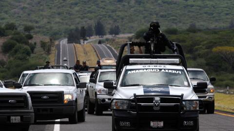 Fuerzas policiales transitan por las carreteras de México
