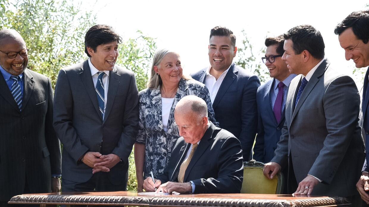 El gobernador de California, Jerry Brown, firma la ley SB 32.