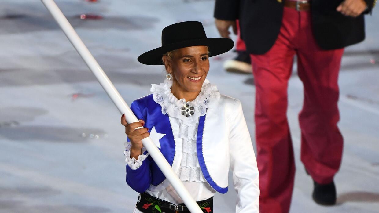 Érika Olivera con la bandera chilena durante la ceremonia de inauguració...