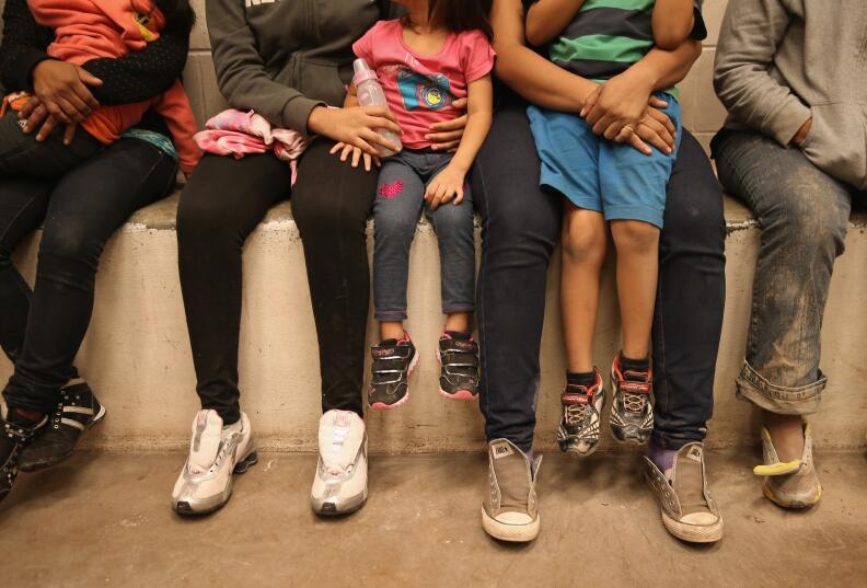 Niños migrantes en un centro de detención de la Patrulla Fronteriza en T...