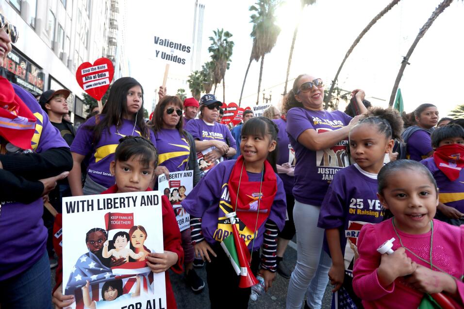 Miles de manifestantes marchan por las calles de Los Ángeles en el '...