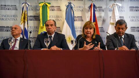 De izquierda a derecha: los ministros de Relaciones Exteriores Eladio Lo...