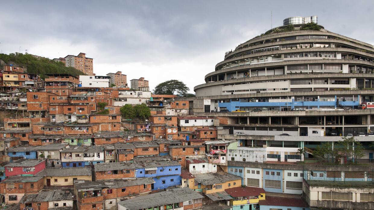 La fachada norte del edificio que alguna vez iba a ser uno de los centro...