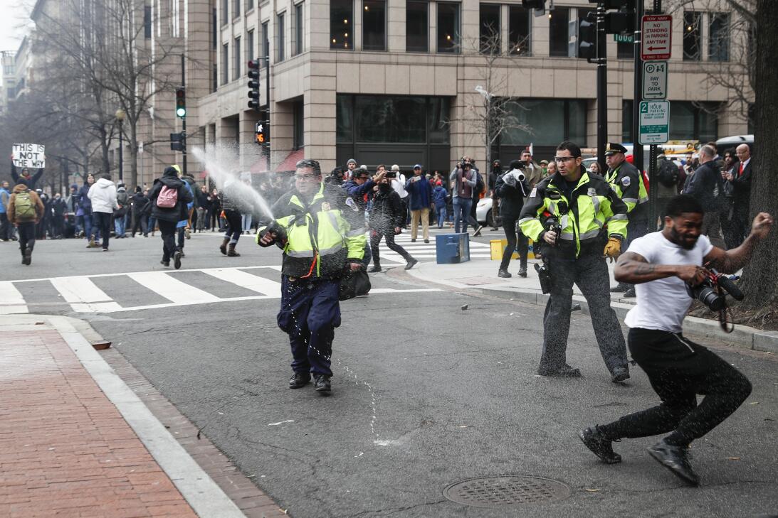 Las protestas se fueron tornando violentas con el paso de las horas este...
