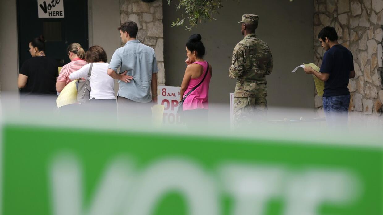 Un grupo de personas hace fila para vota en San Antonio, Texas. 