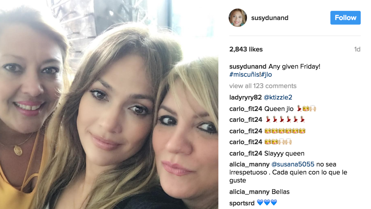 Jennifer López junto a sus &quot;cuñadas&quot;.