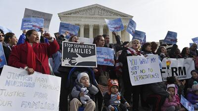 Un grupo de inmigrantes reunidos frente a la Corte Suprema en Washington...