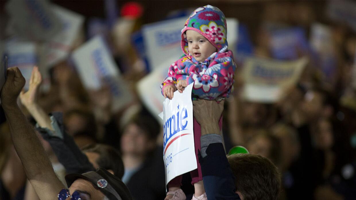 Un seguidor sostiene un bebé durante un mitin por Sanders en la elección...