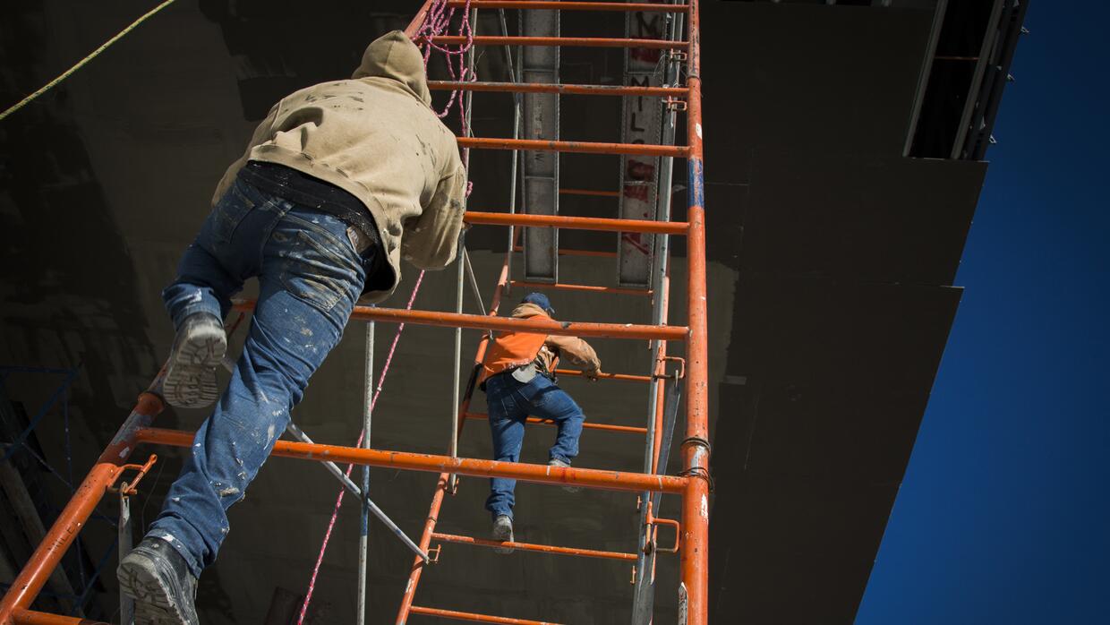 Obreros trabajando en el altar que usará el Papa para ofrecer misa en Ci...