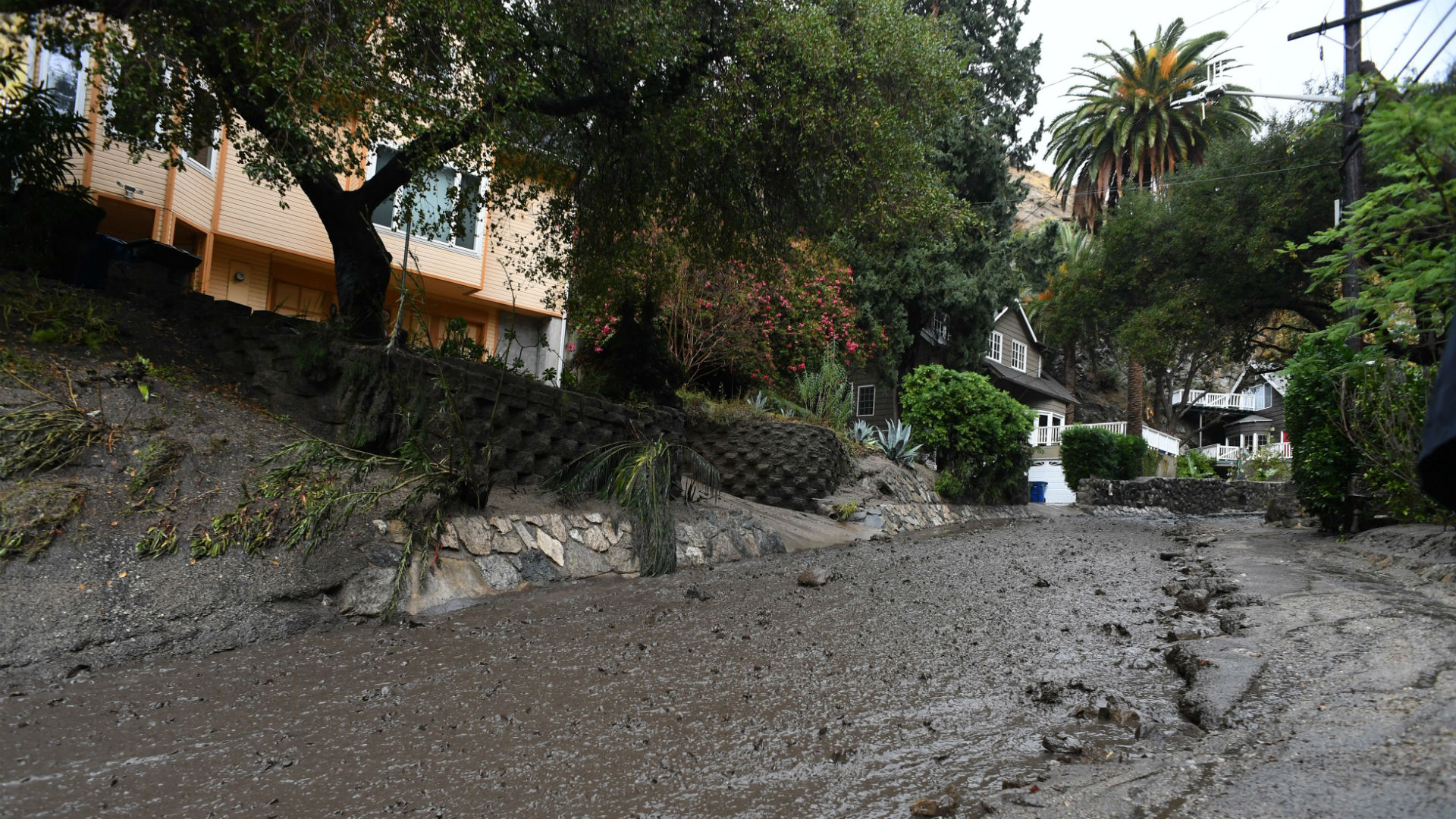Residentes del condado Santa Bárbara reciben órdenes de evacuación
