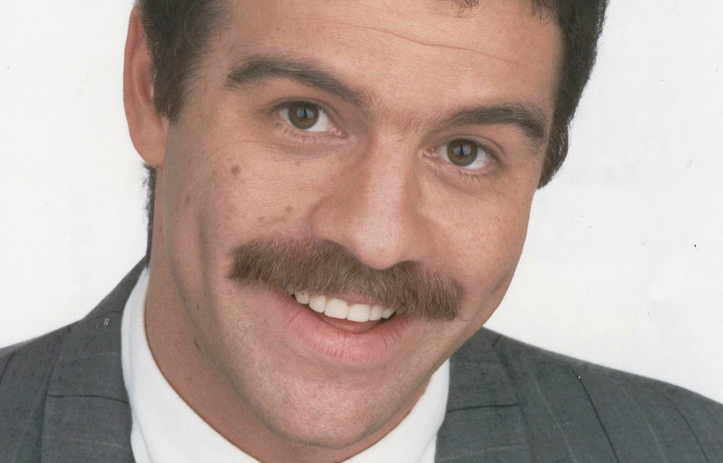 Ari Telch, un galán de los años 90 que sigue cautivando - Univision