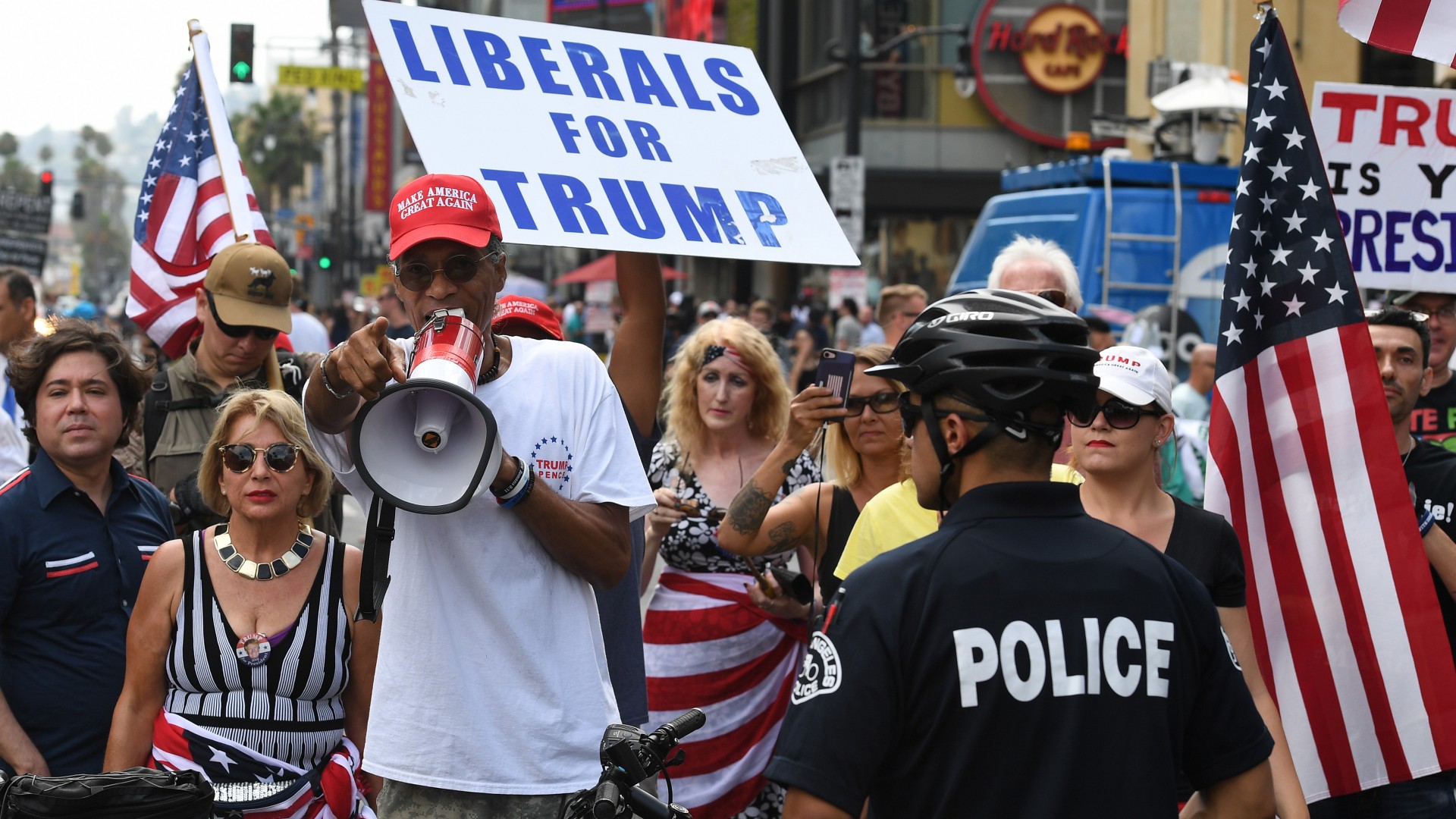 Manifestaciones a favor y en contra de Trump en las calles de Hollywood Univision 34 Los