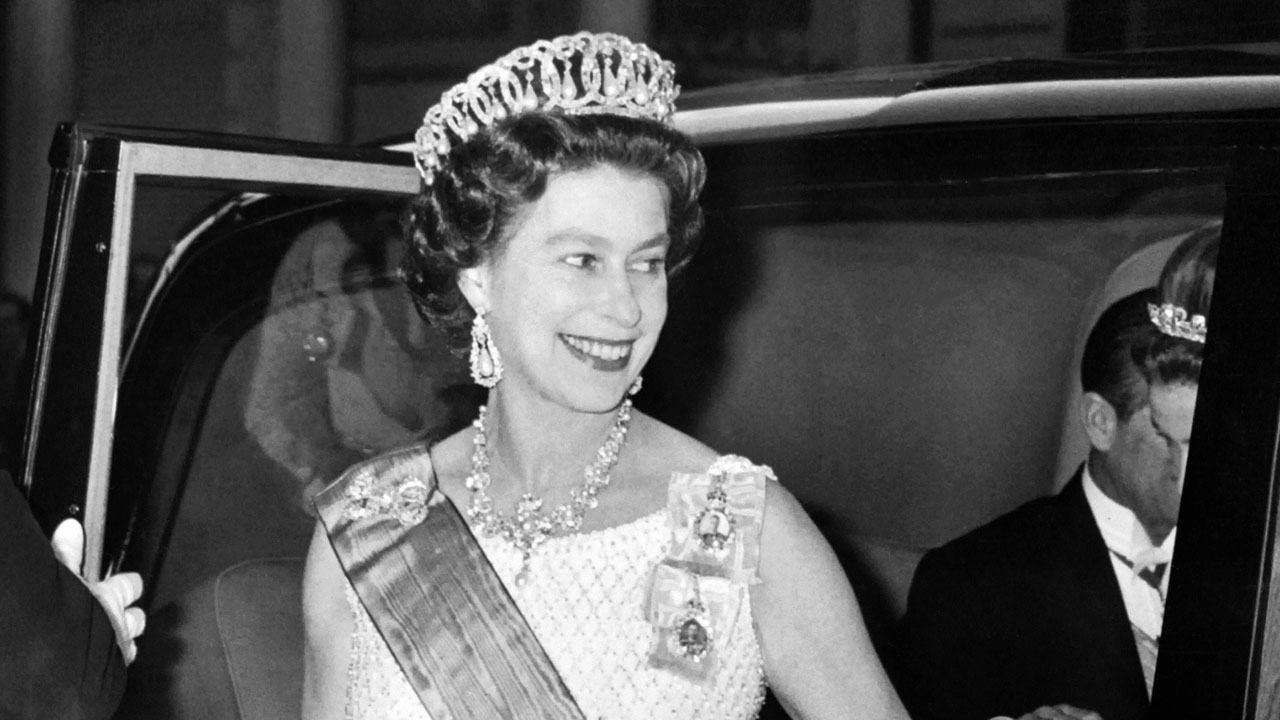 Biografía de la Reina Isabel II - Univision