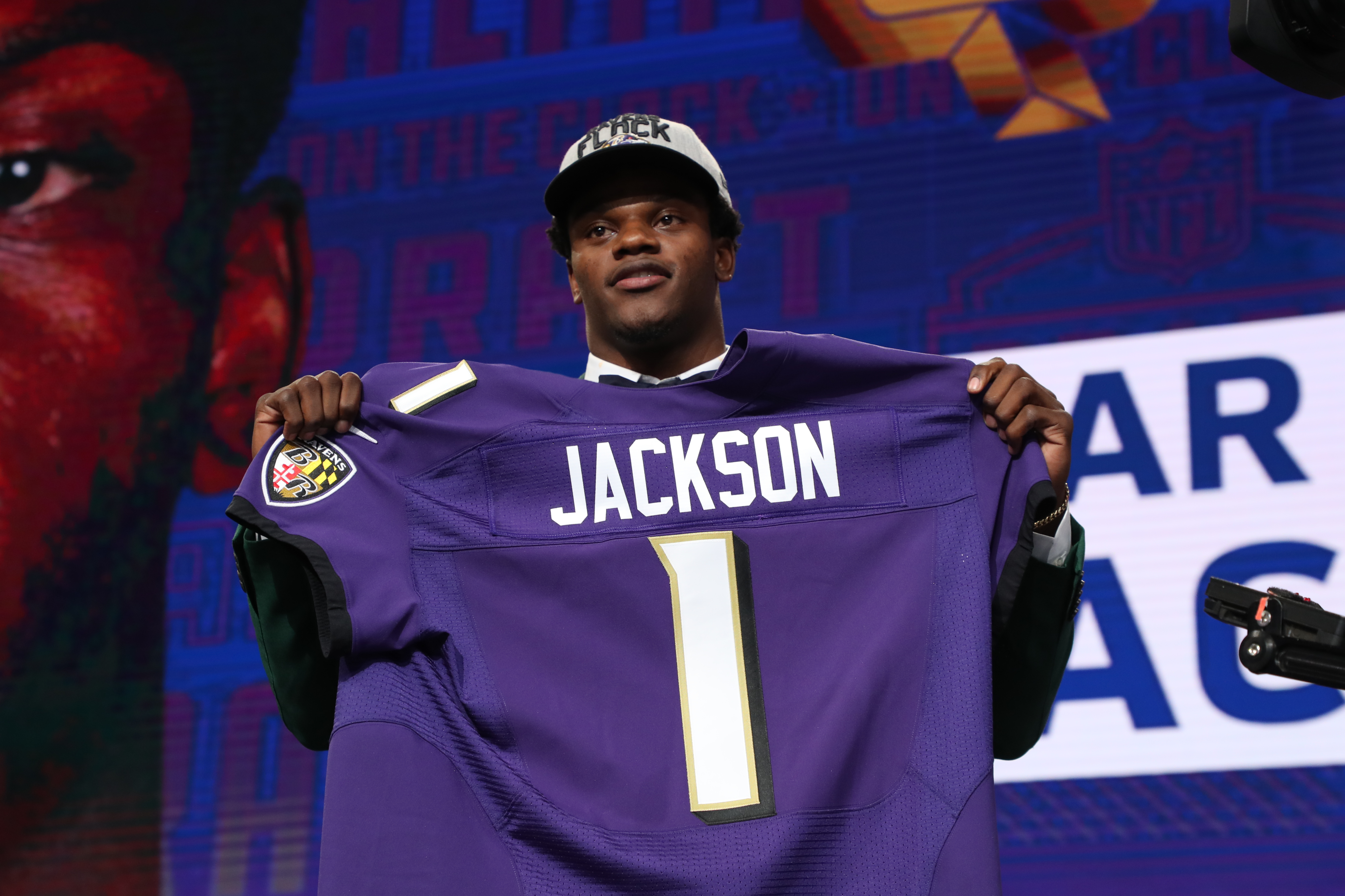 Baltimore intercambia para seleccionar al QB Lamar Jackson - Univision