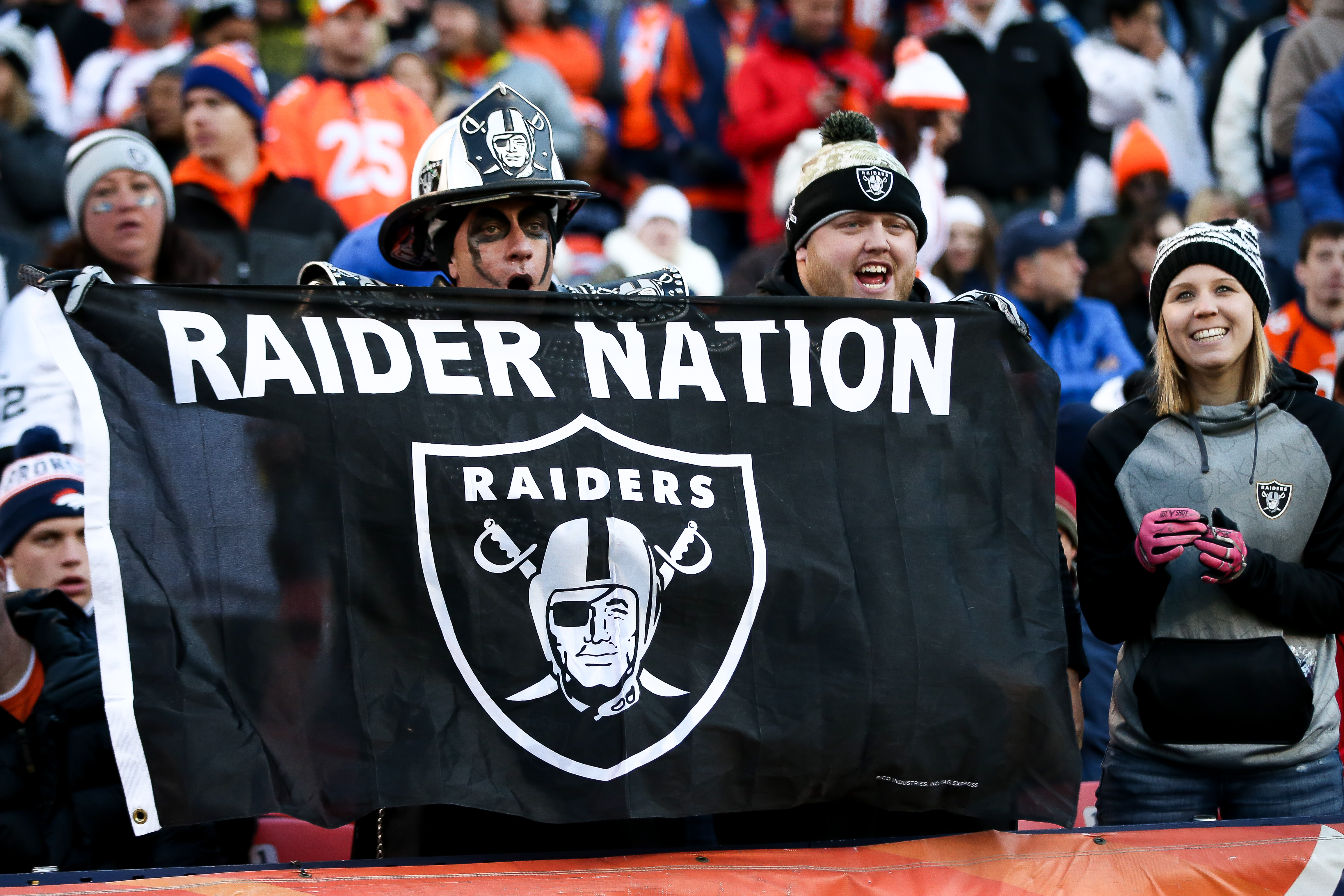 Los Raiders hacen oficial su intención de mudarse de Oakland a Las Vegas Univision Los Raiders hacen oficial su intención de mudarse de Oakland a Las Vegas Univision