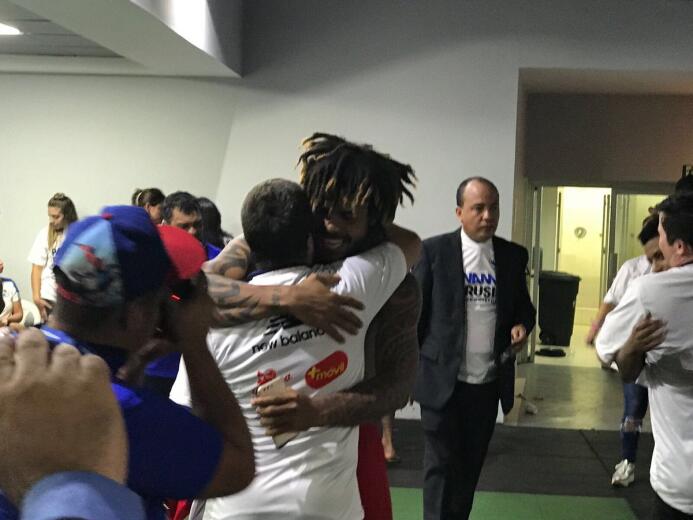 Los vestidores ardieron tras una caótica e intensa jornada futbolera en...