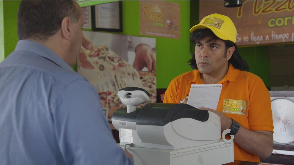 Nosotros los guapos Albertano y El Vitor en una pizzería