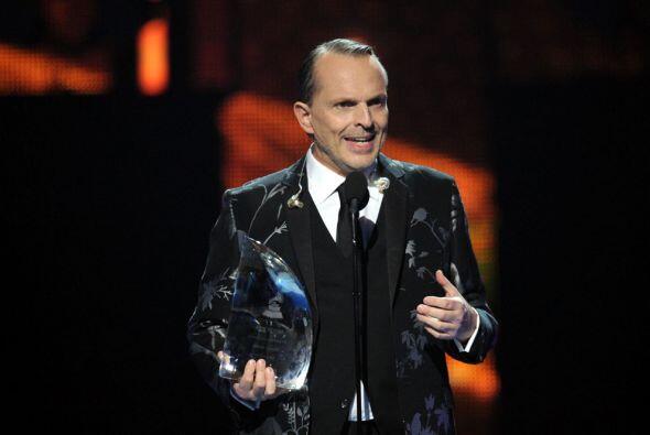 En su mensaje de agradecimiento Miguel Bosé agradeció a Latin GRAMMY que...