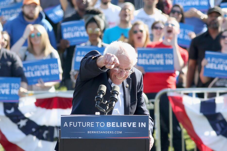 El candidato demócrata Bernie Sanders fue quien más dinero recogió en do...