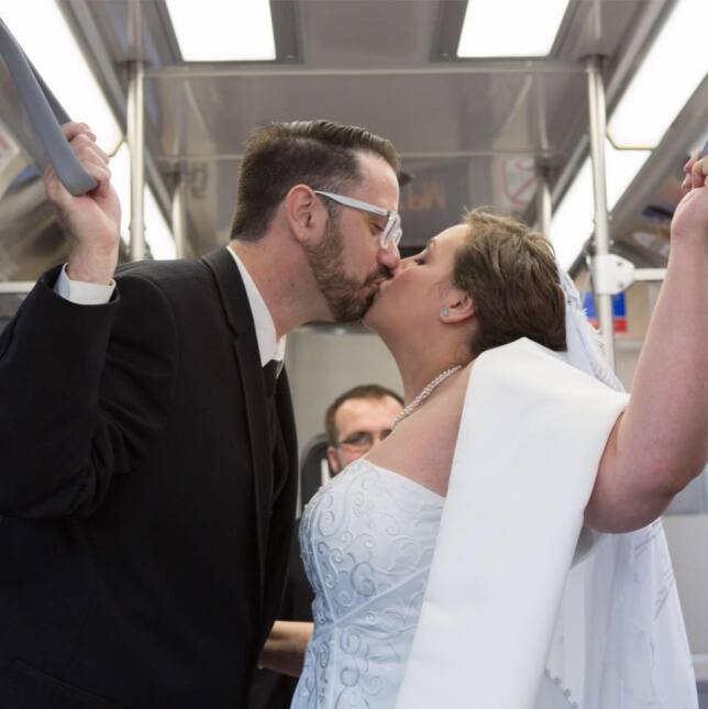 Una pareja de Chicago celebró su boda en un tren de la CTA