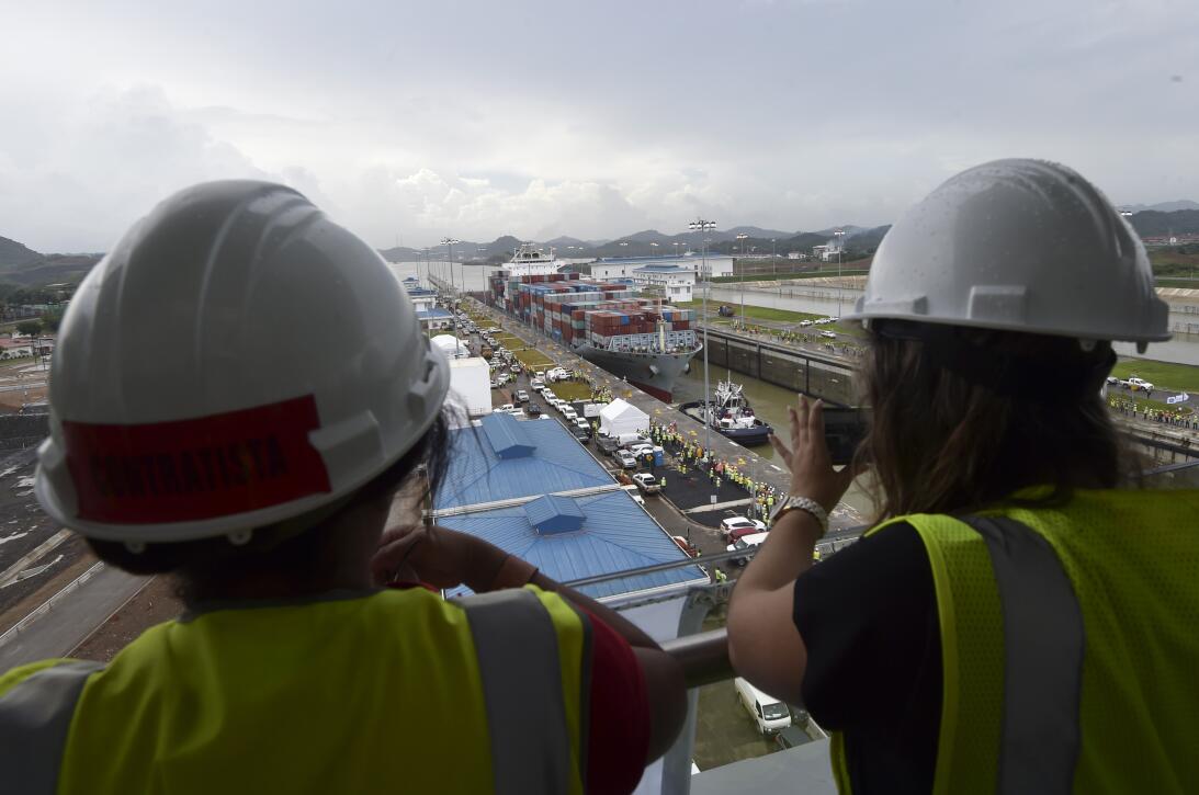 Trabajadores en la nueva etapa del canal, luego de finalizada la expansi...