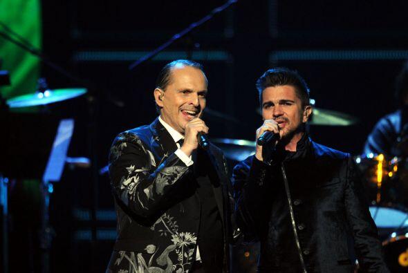 Junto al colombiano, Miguel Bosé cantó 'Nada Personal', otro de los gran...