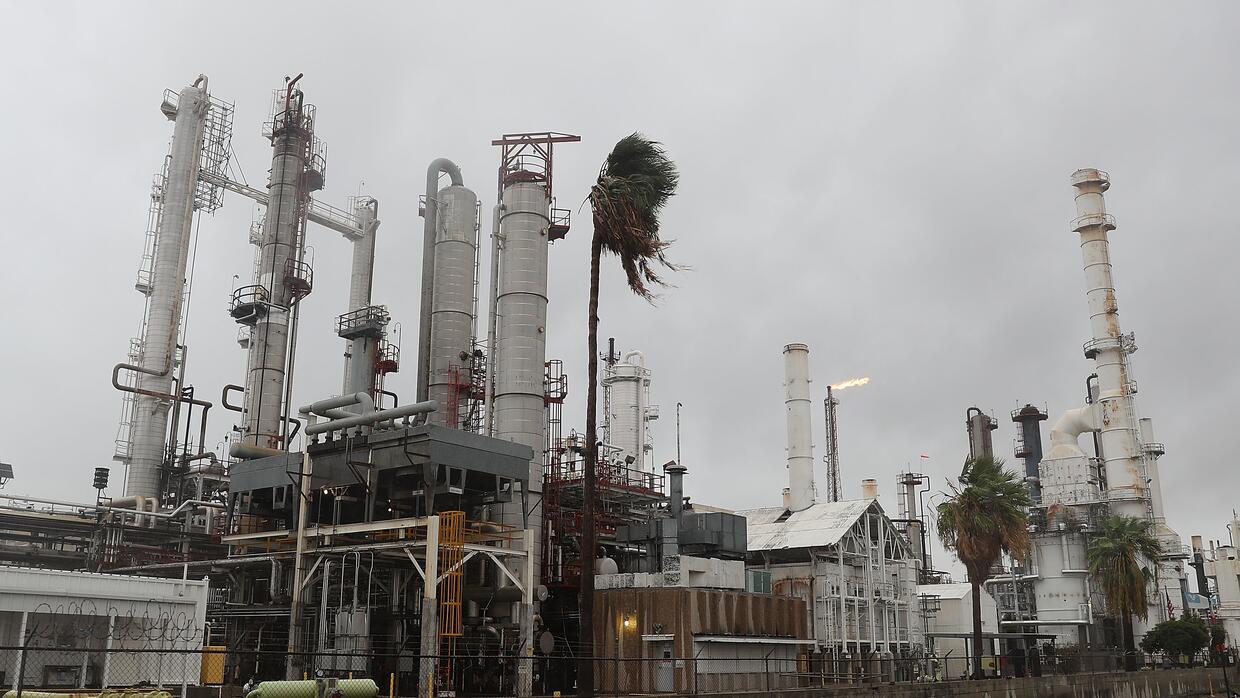 Los vientos del huracán Harvey llegan a una refinería de p...