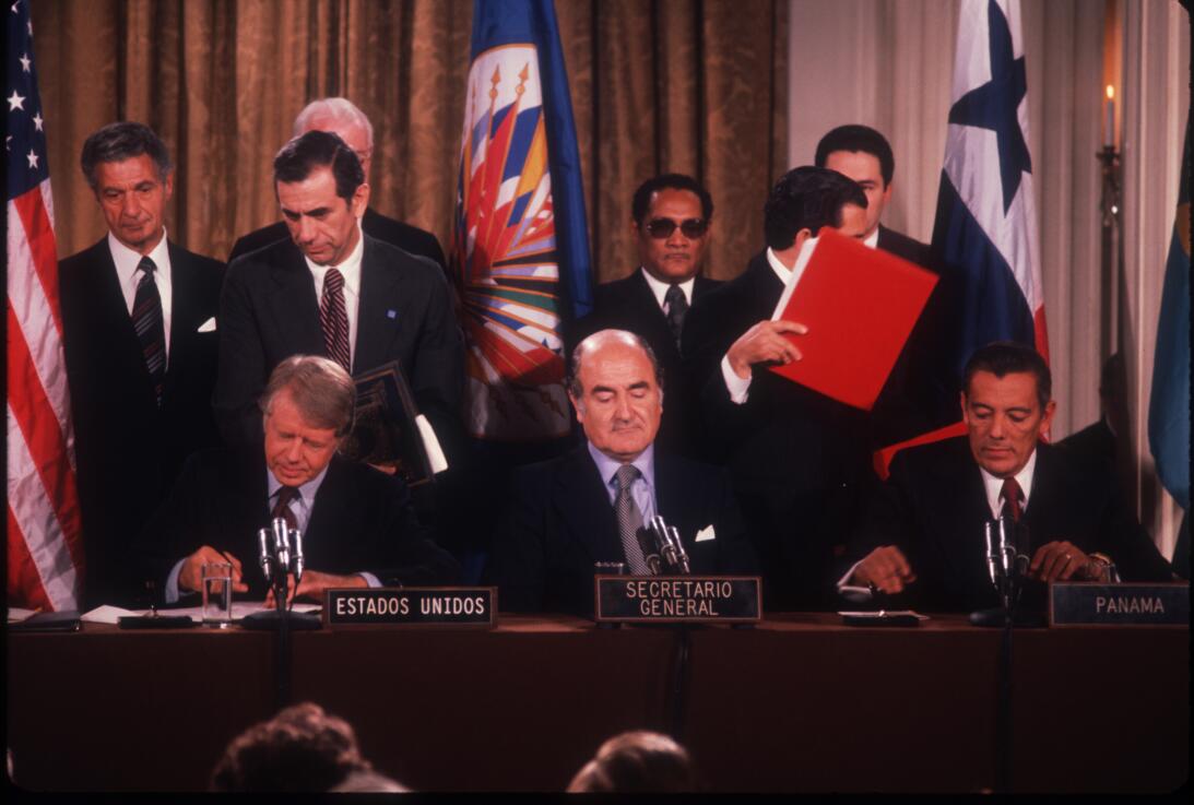 En 1977 se Firma del tratado Torrijos-Carter, que supuso la progresiva c...