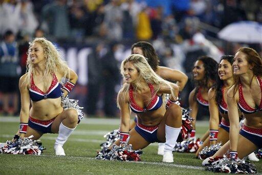 Las cheerleaders de los New England Patriots llenaron de belleza el Kick...