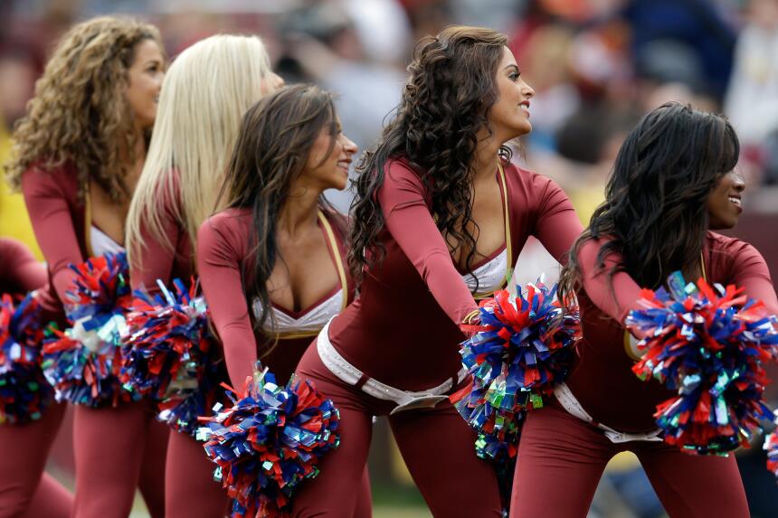 Con el invierno las cheerleaders de la NFL lucirán sus pantalones más aj...