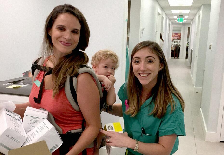 En la fotografía, la doctora Jennifer Schell con una voluntaria que quis...