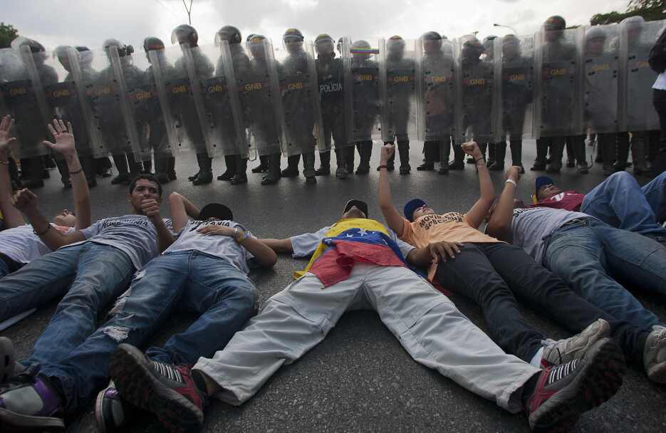 Las protestas 'acostadas' alrededor de EEUU y del mundo venezuela-2013.jpg