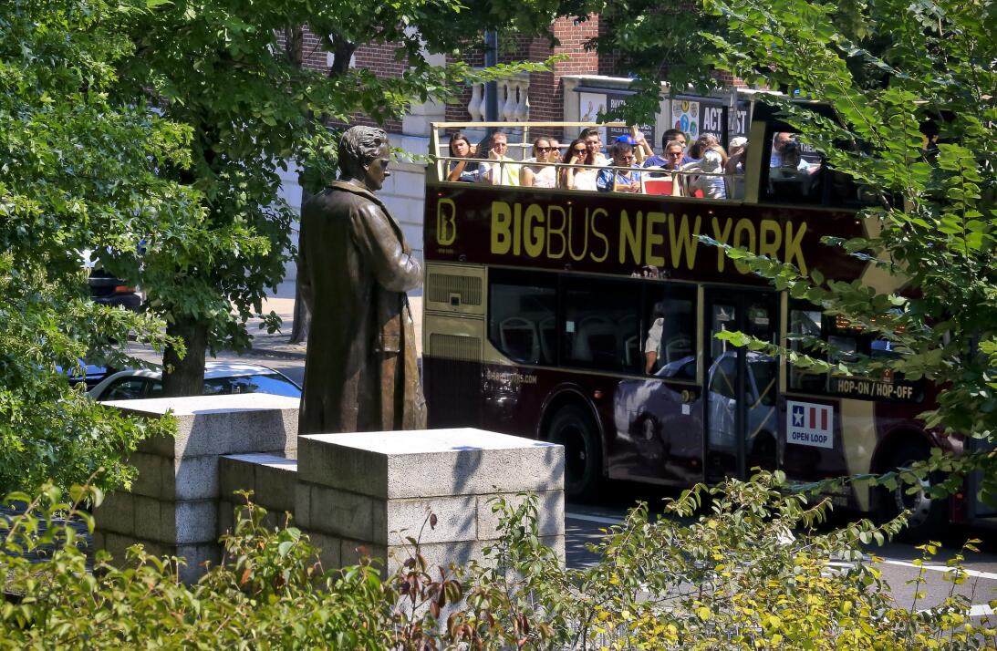 NUEVA YORK (EEUU). "El ginecólogo polémico". Esta estatua en e...