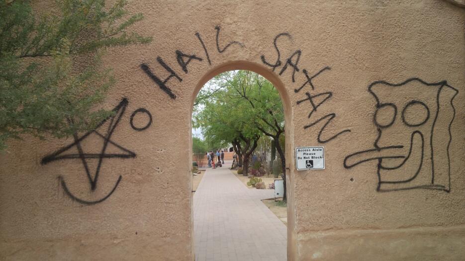 Mensajes satánicos en la histórica misión de San Xavier