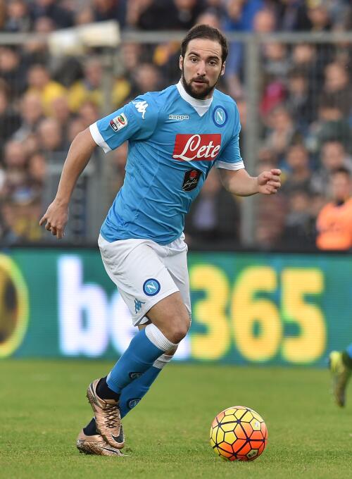 El delantero argentino Gonzalo Higuaín pasó del Napoli (ITA) al Juventus...