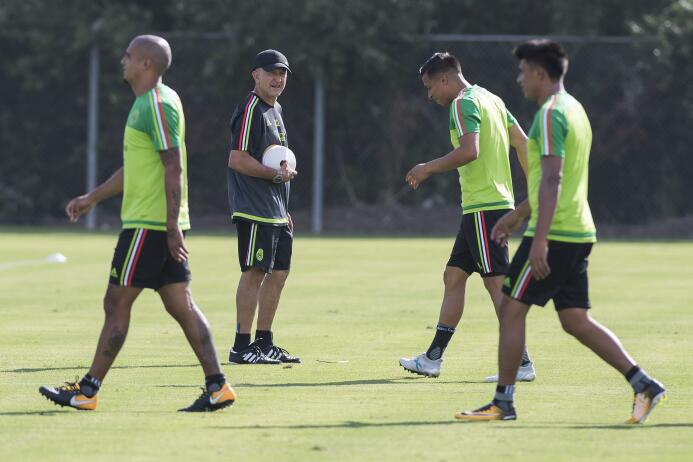 Así prepara Osorio al 'Tri' en los entrenamientos ante su ausencia en Co...