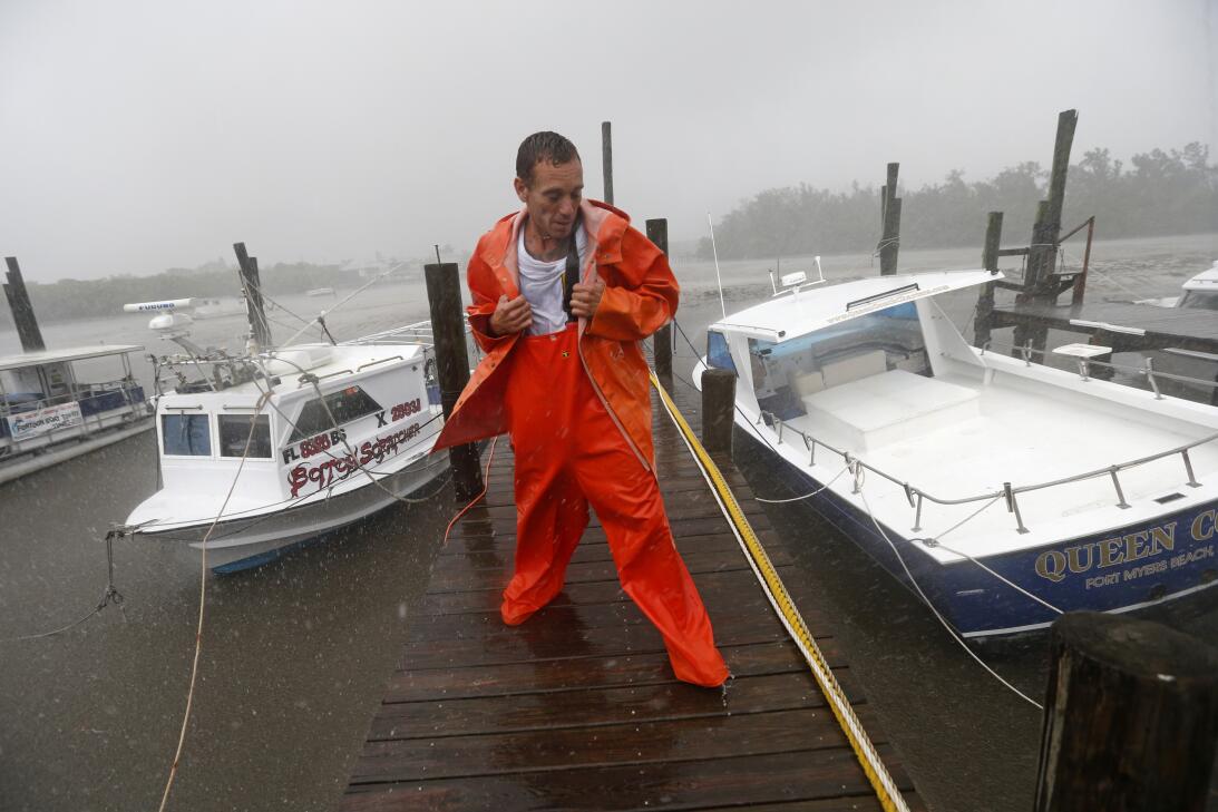 PJ Pike revisa su barco, a la izquierda, y su barco amigos, a la derecha...