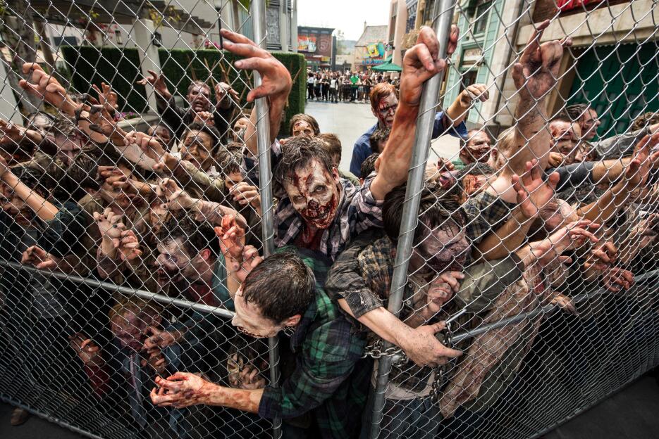 Una verja cierra el paso a los zombis en Universal Studios Hollywood.