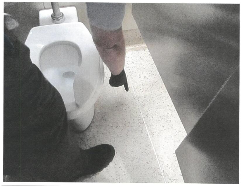 En fotos: Imágenes del baño donde fue encontrado un bebé recién nacido b...