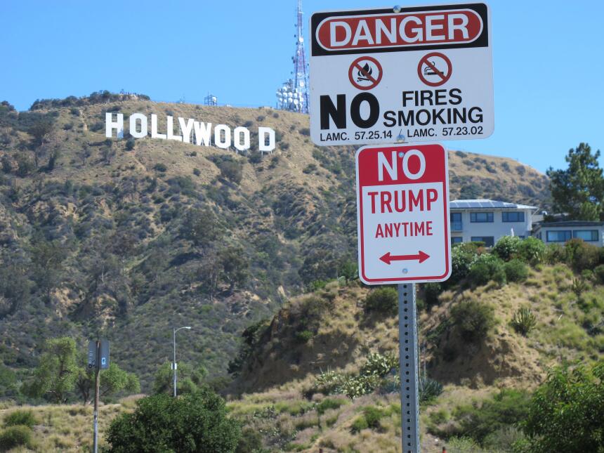La señal de "No Trump Anywhere" fue puesta cerca del letrero de Hollywood