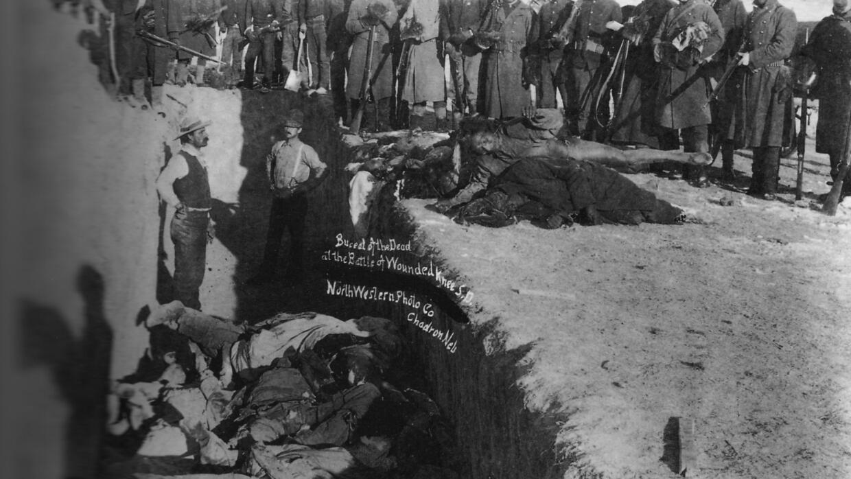 Entierro de muertos tras la Masacre de Wounded Knee en Dakota del Sur. S...