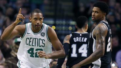El dominicano al Horford, de los Celtics de Boston, feteja junto a Rudy...