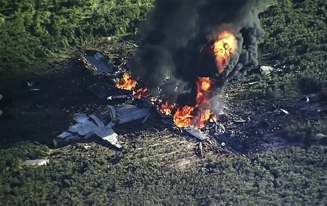 En fotos: 16 personas mueren tras la caída de un avión militar en Missis...