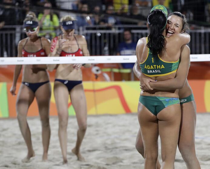 Ágatha y Bárbara de Brasil derrotan a Ross y Walsh Jennings.