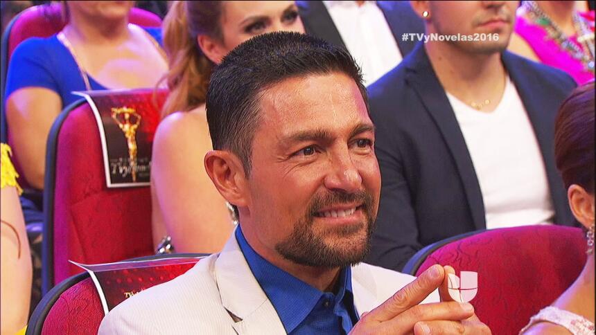 Resultado de imagen de fernando colunga en los premios tv y novelas 2016