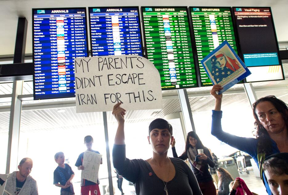 Manifestantes se reunieron en el aeropuerto internacional de San Francis...