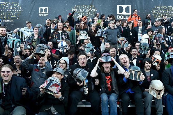 Miles de aficionados de “Star Wars” se dieron cita en Hollywood para pre...